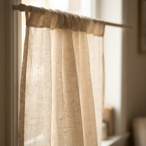 Rideau voilage lin beige naturel, gros plan sur la texture tissée