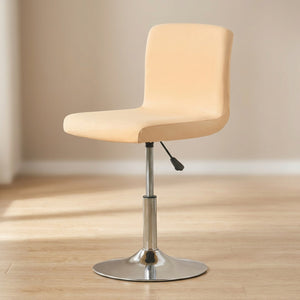 Housse de chaise beige tendue sur une chaise pivotante