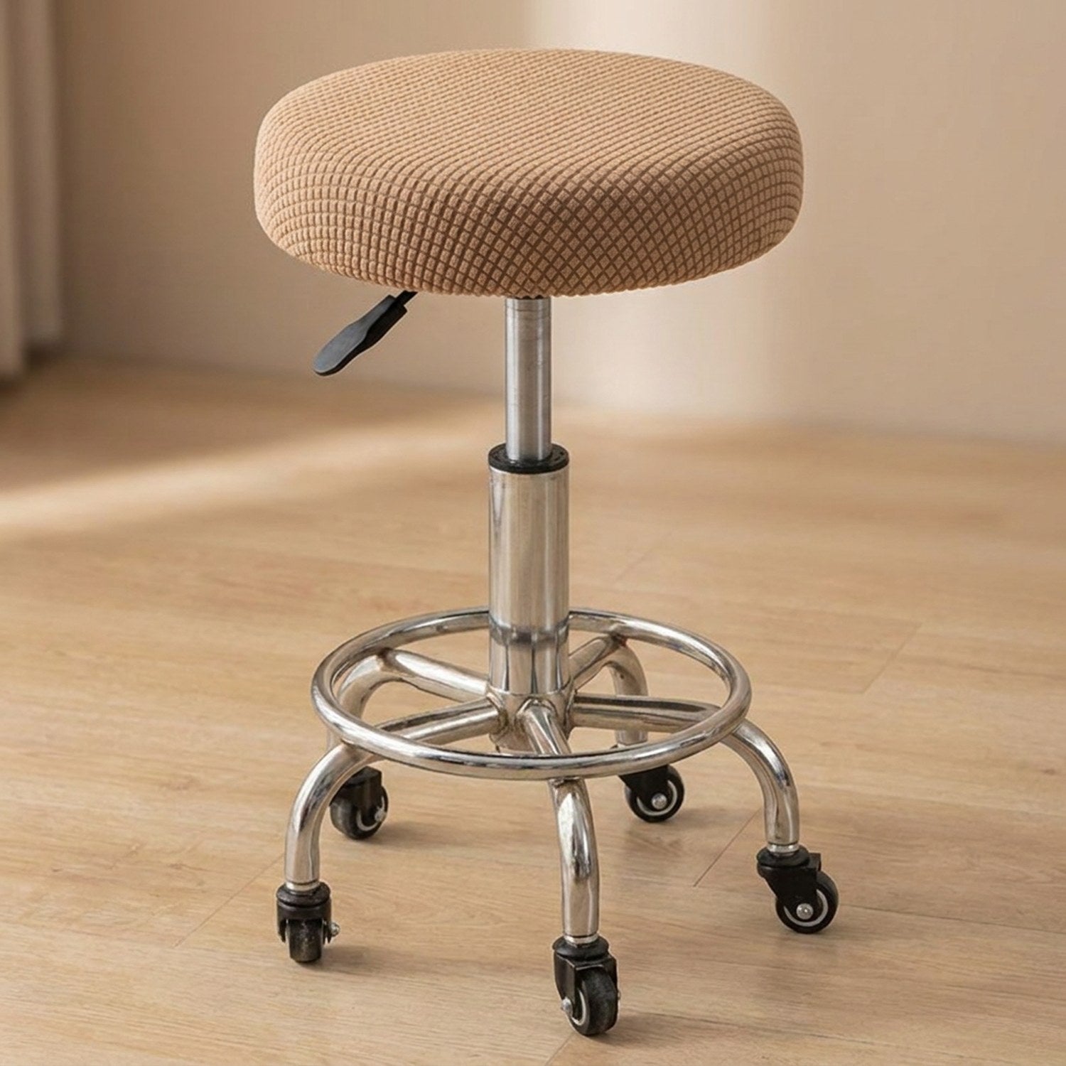 Housse de chaise ronde coloris beige sur tabouret de bar