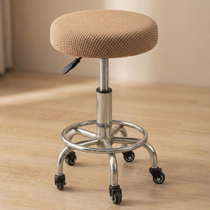 Housse de chaise ronde coloris beige sur tabouret de bar
