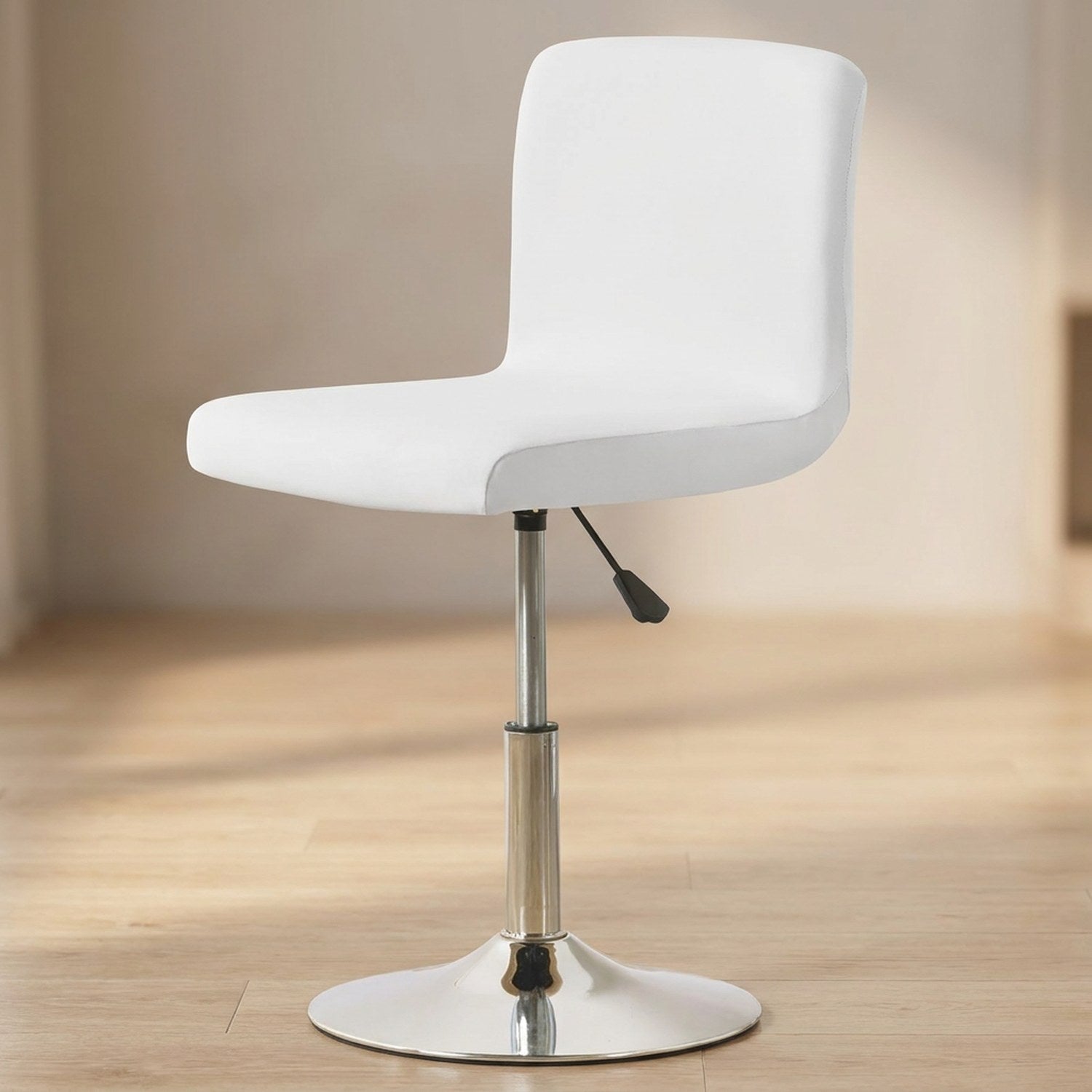 Housse de chaise blanche tendue sur une chaise pivotante