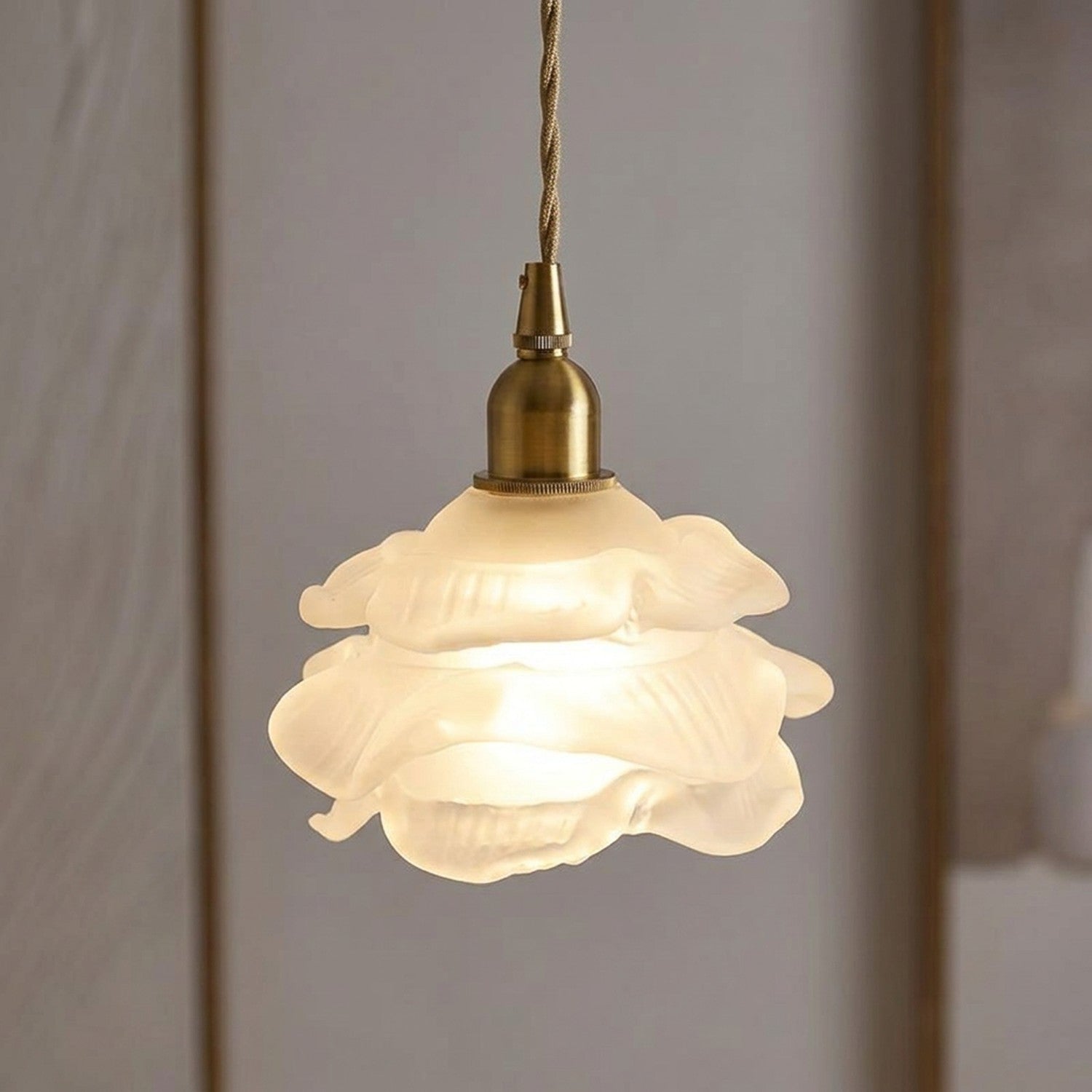 Lustre rose en verre blanc givré style nordique - variante blanche