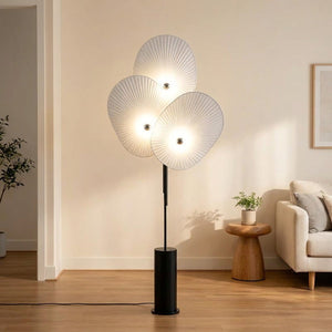 Lampadaire 3 pétales tissu blanc allumé dans un salon nordique