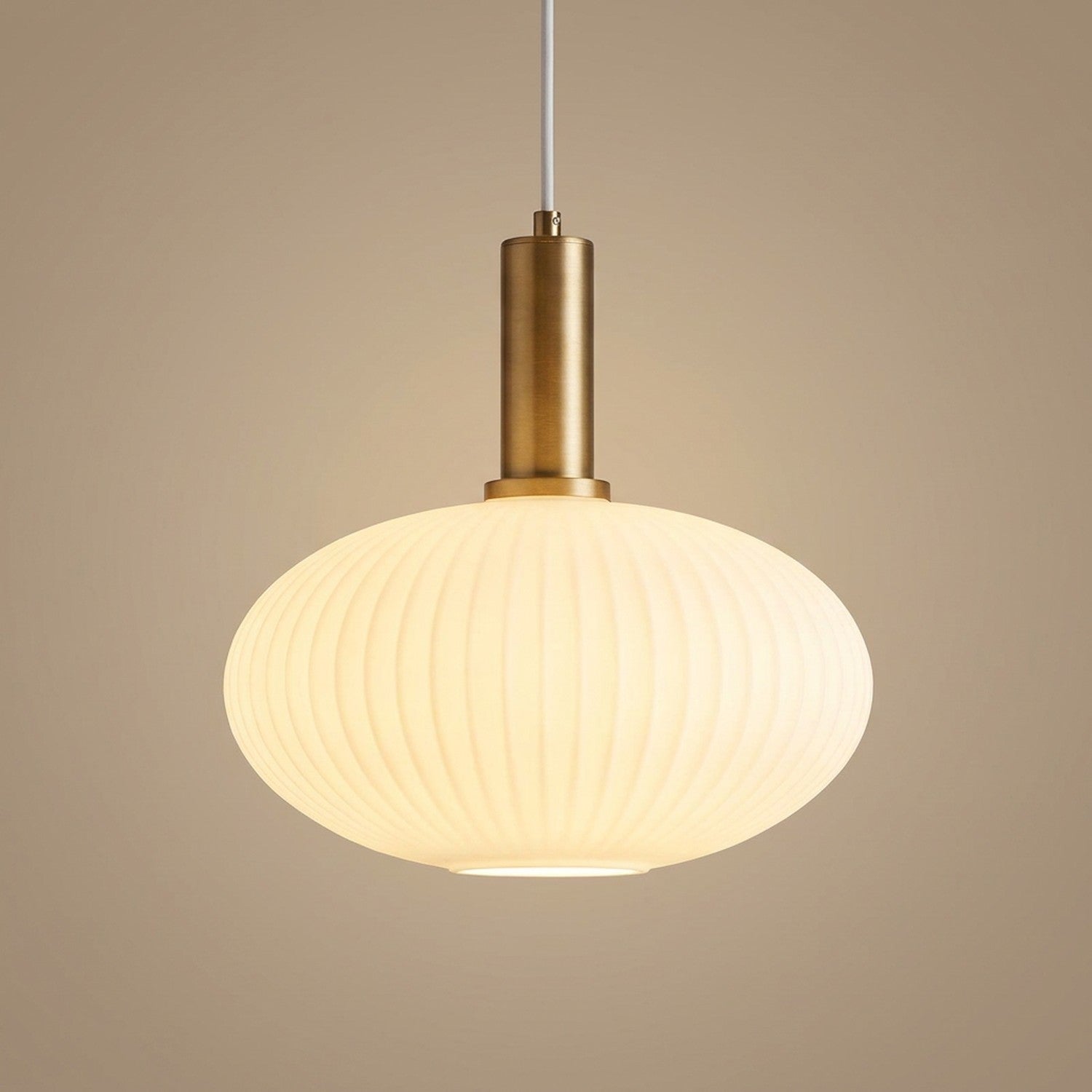 Suspension en verre blanc opale modèle Soucoupe