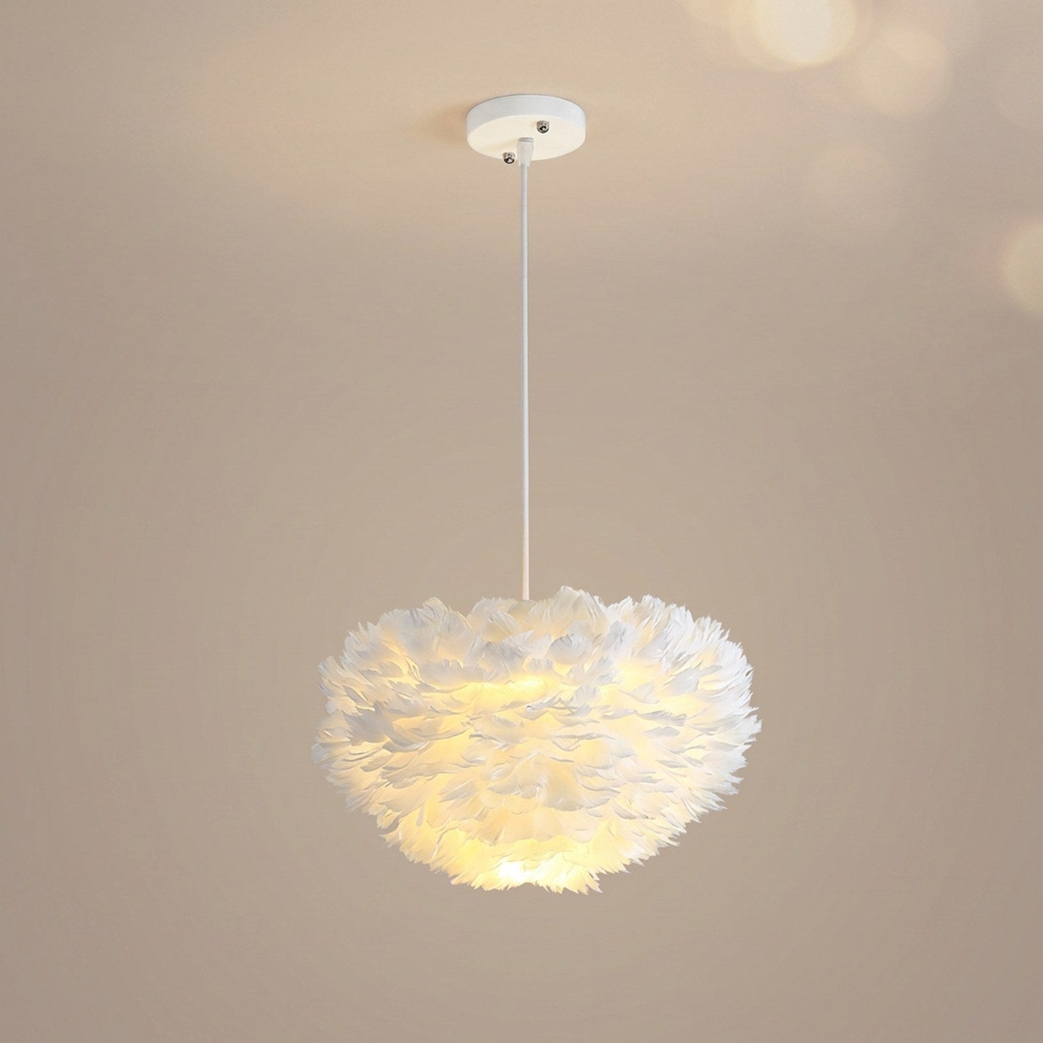 Suspension boule en fausses plumes blanches