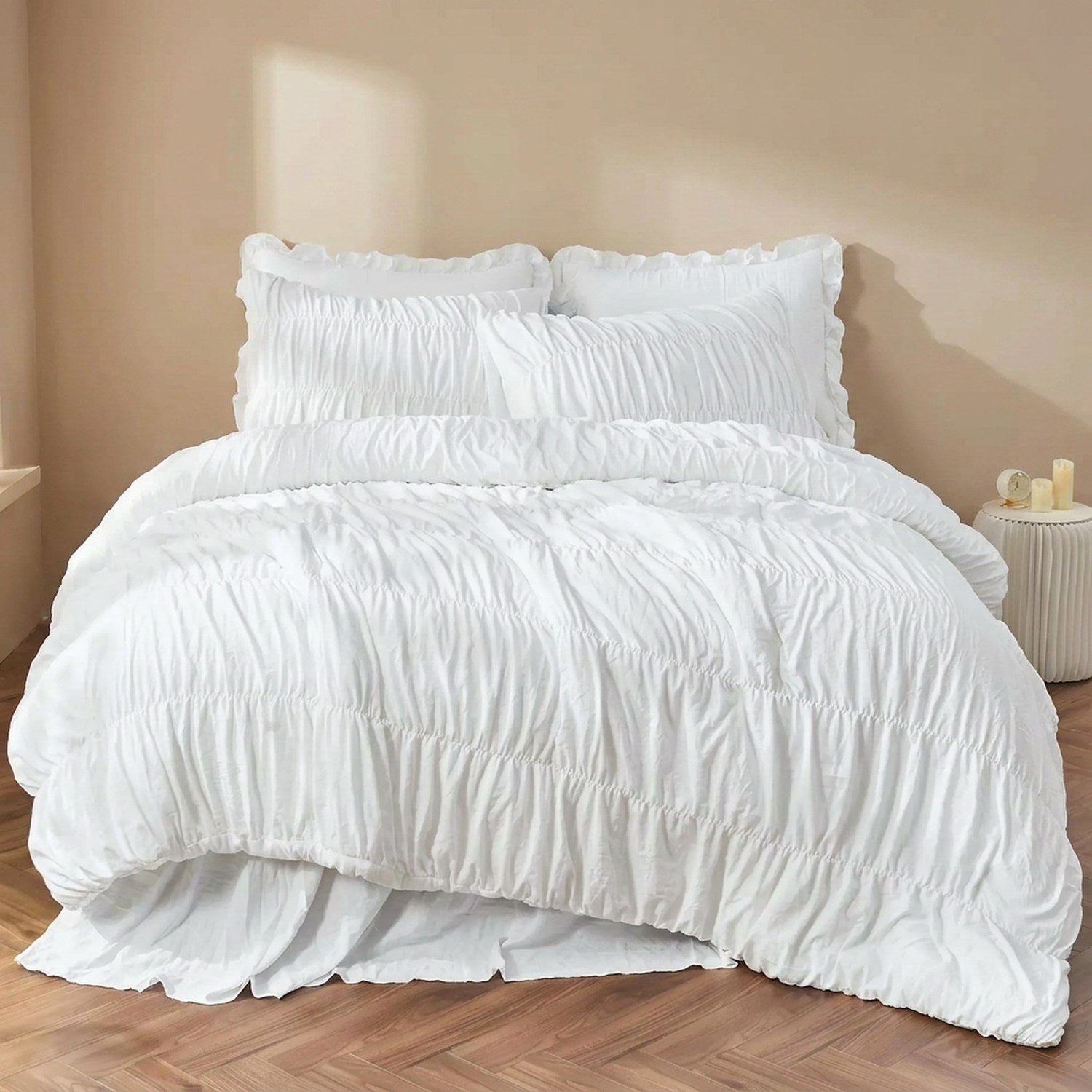 Parure de lit bohème chic blanche avec taies froissées sur un lit fait