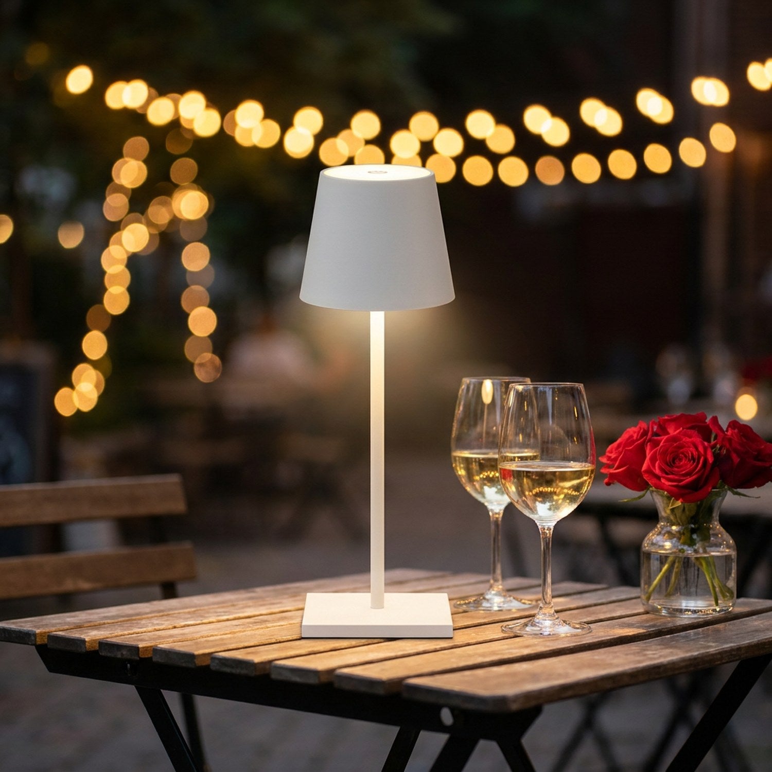 Lampe LED tactile blanche allumée sur une table