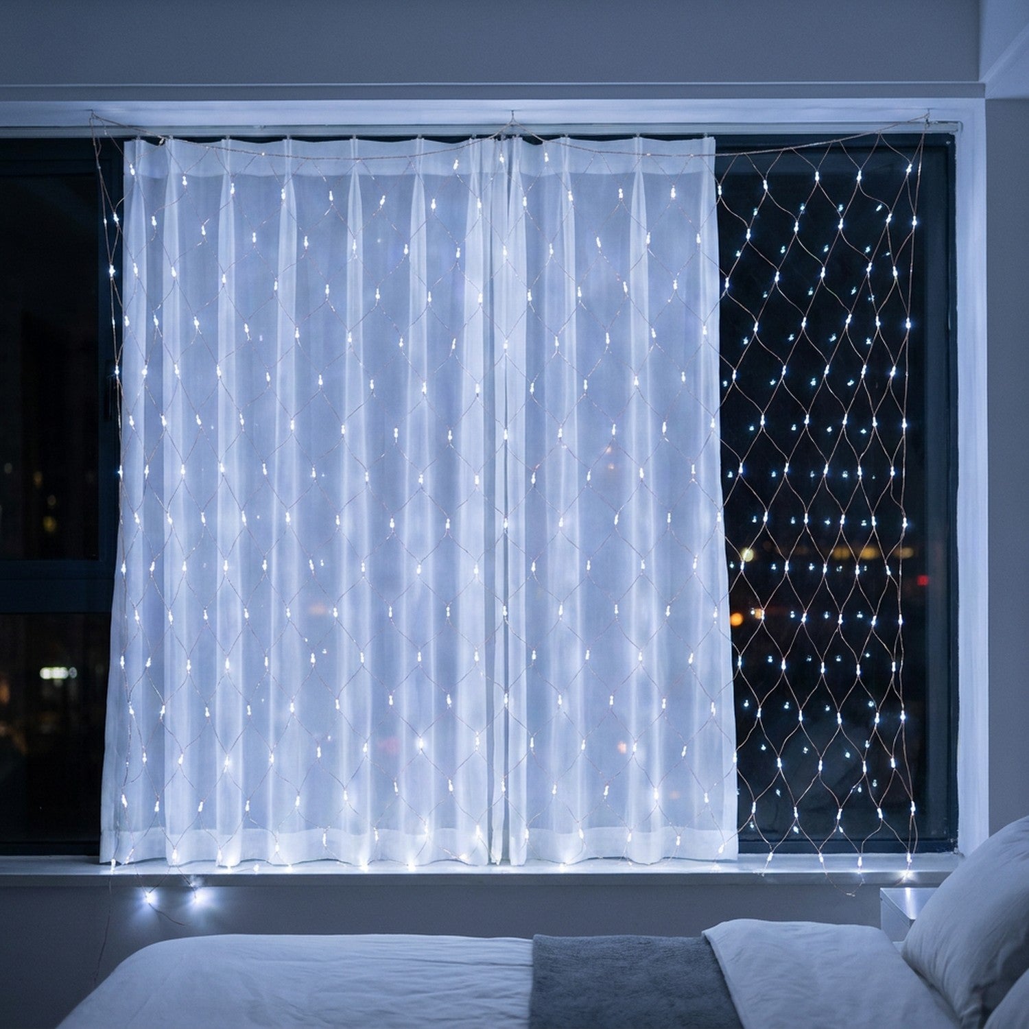 Rideau lumineux LED blanc froid dans une chambre moderne la nuit