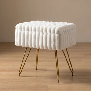 Tabouret coiffeuse en fausse fourrure blanche vue de trois quarts