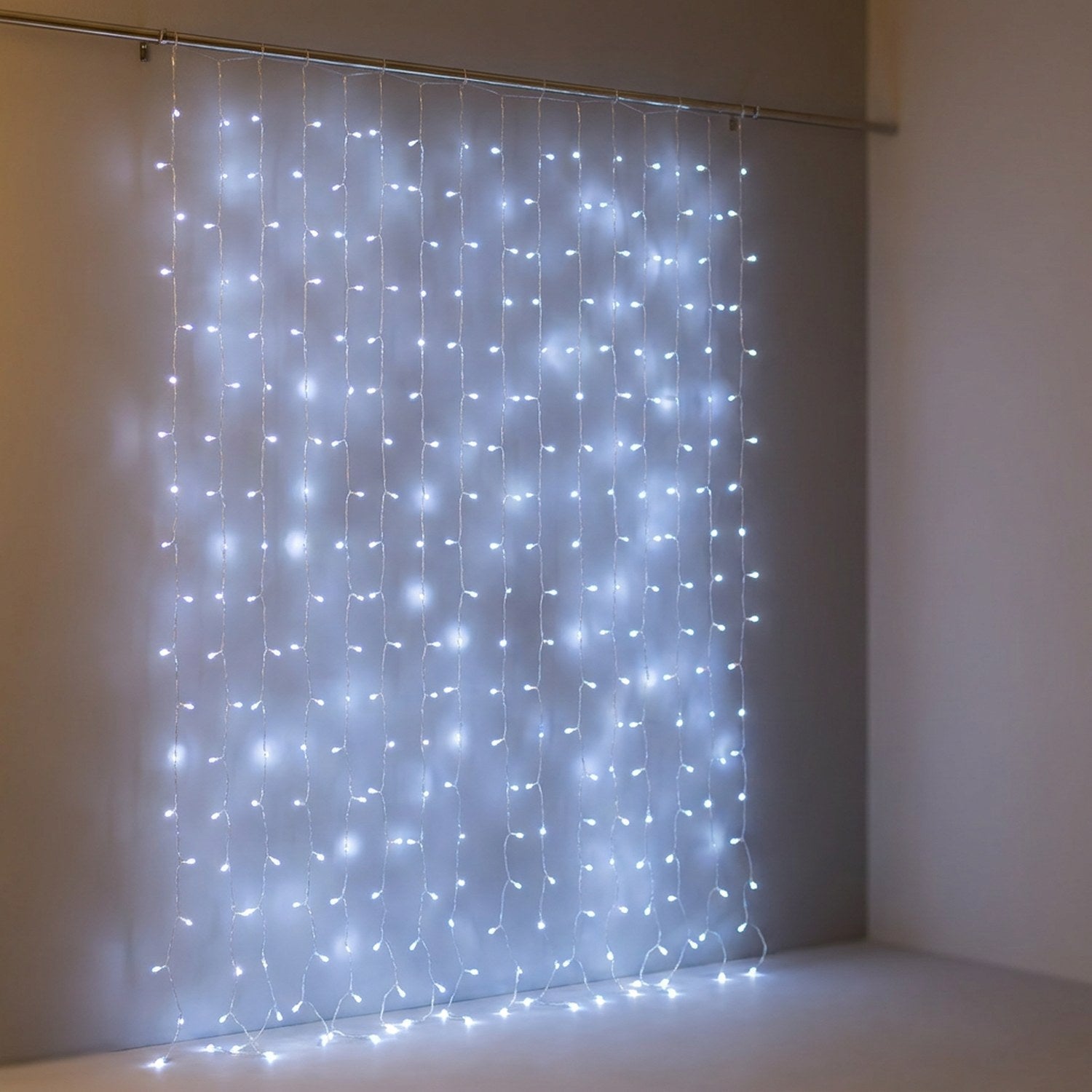 Rideau lumineux LED blanc froid en gros plan suspendu à une tringle
