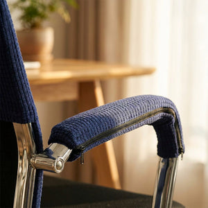 Housse d'accoudoir bleu marine sur l'accoudoir chromé d'une chaise de bureau
