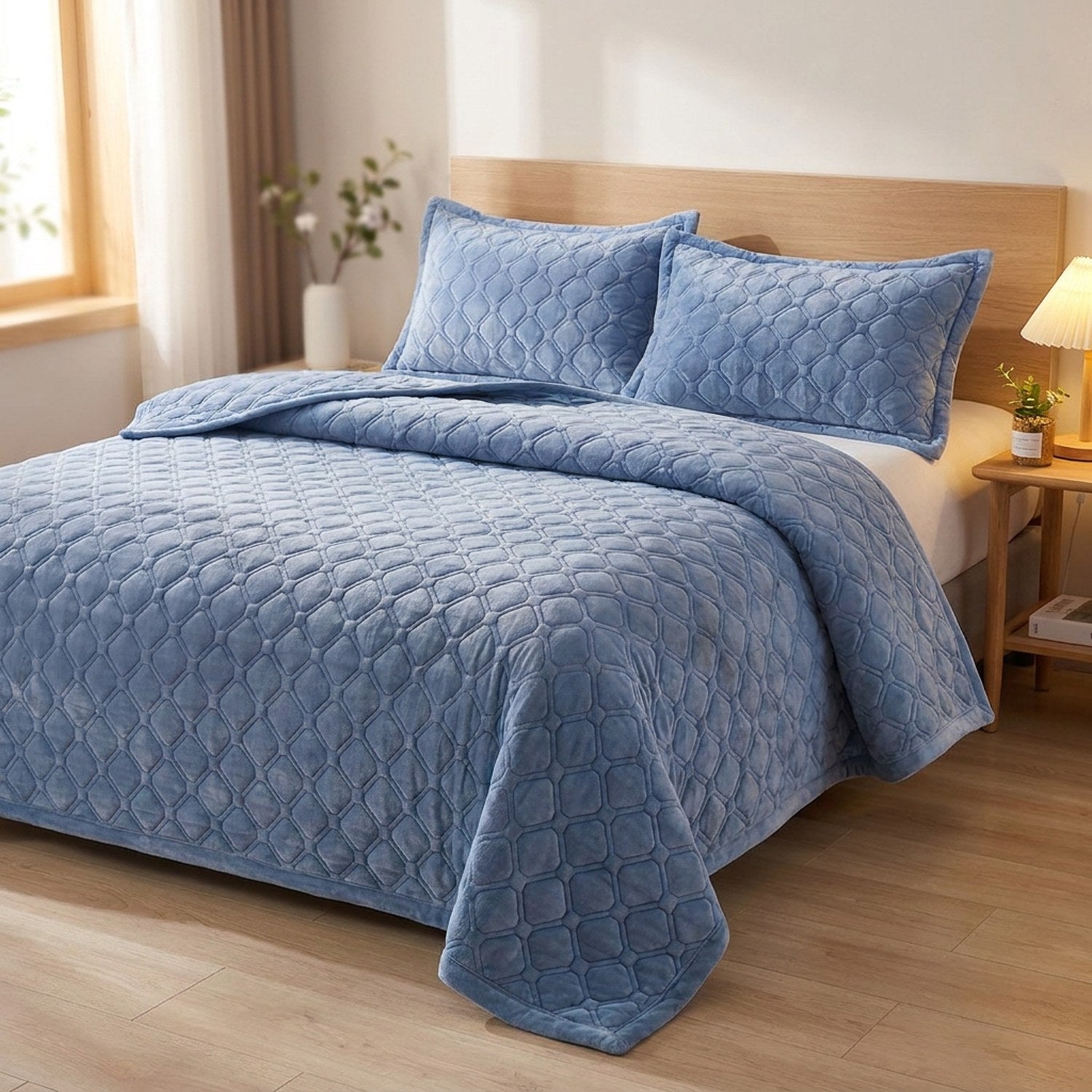 Couvre-lit matelassé bleu avec taies assorties sur un lit