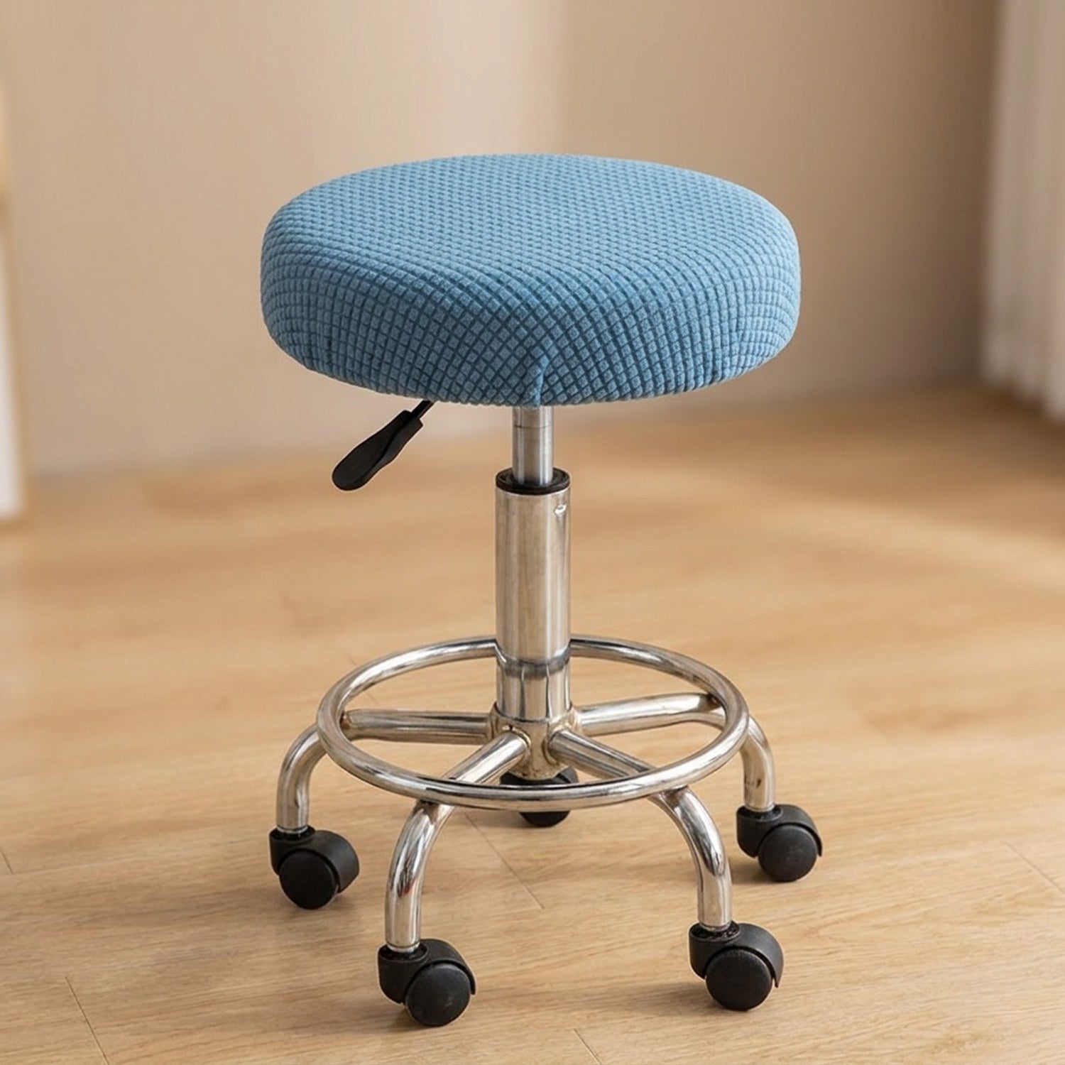 Housse de chaise ronde coloris bleu sur tabouret de bar