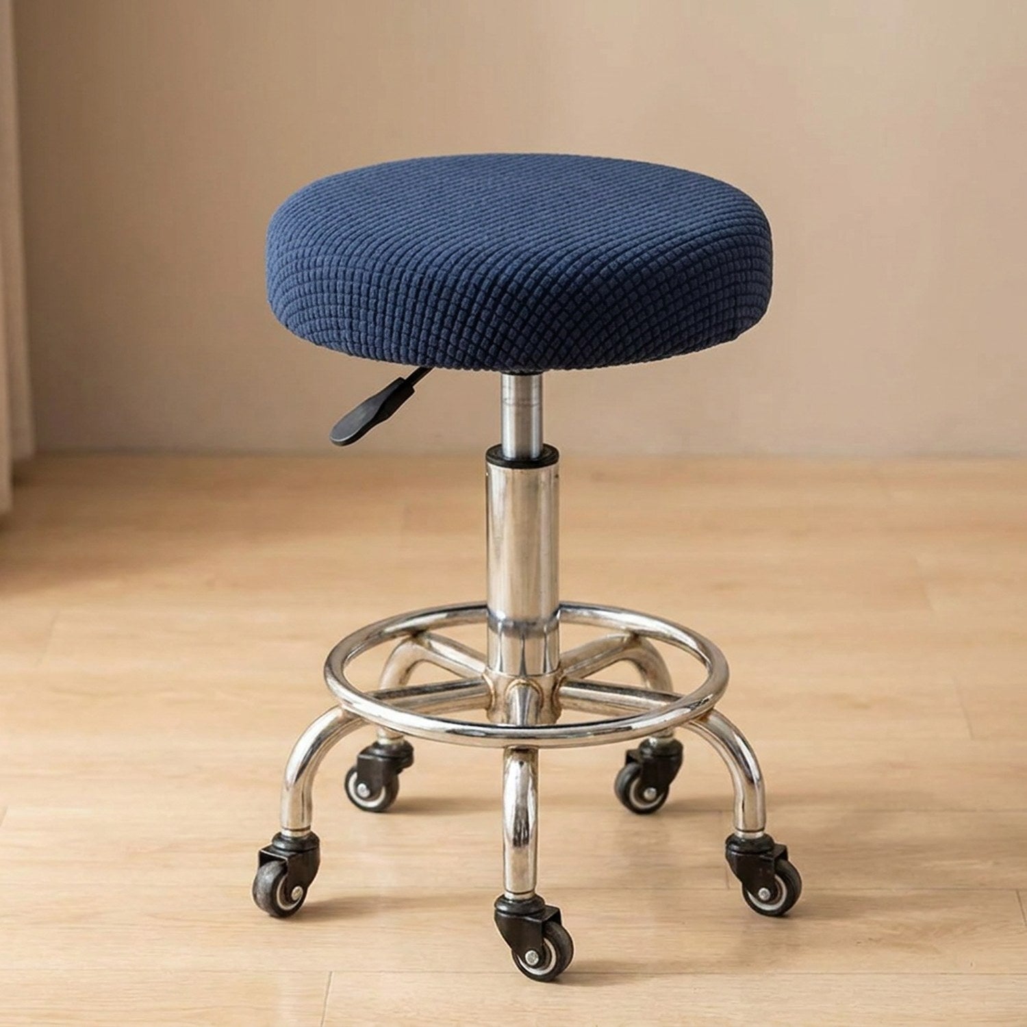 Housse de chaise ronde coloris bleu foncé sur tabouret de bar