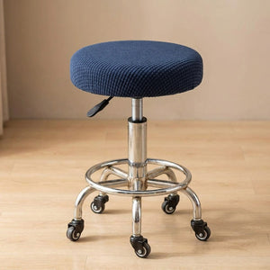 Housse de chaise ronde coloris bleu foncé sur tabouret de bar