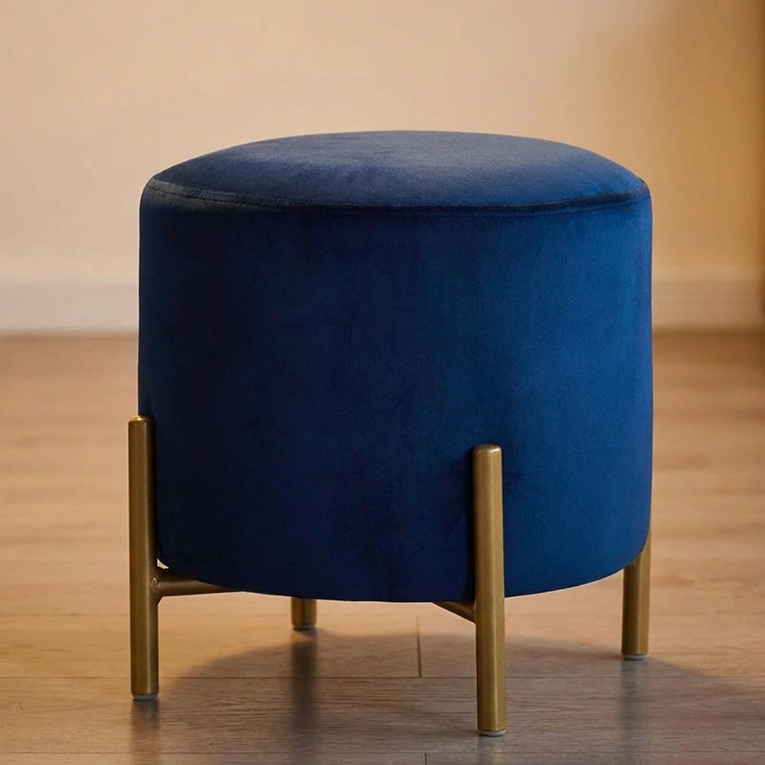 Pouf rond en velours Bleu foncé vue de trois quarts