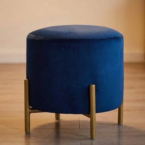 Pouf rond en velours Bleu foncé vue de trois quarts