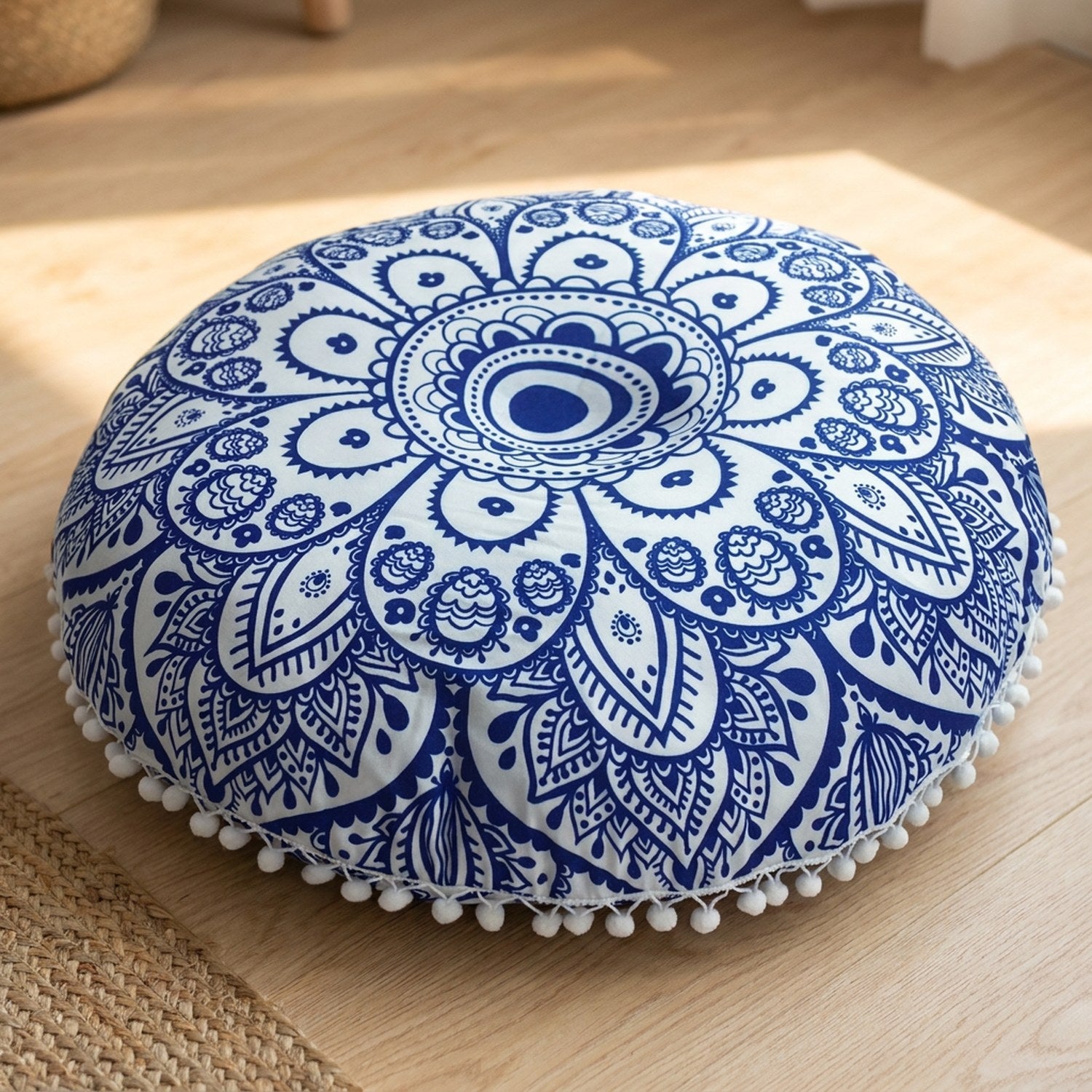 Coussin de sol mandala bleu marine et blanc avec pompons