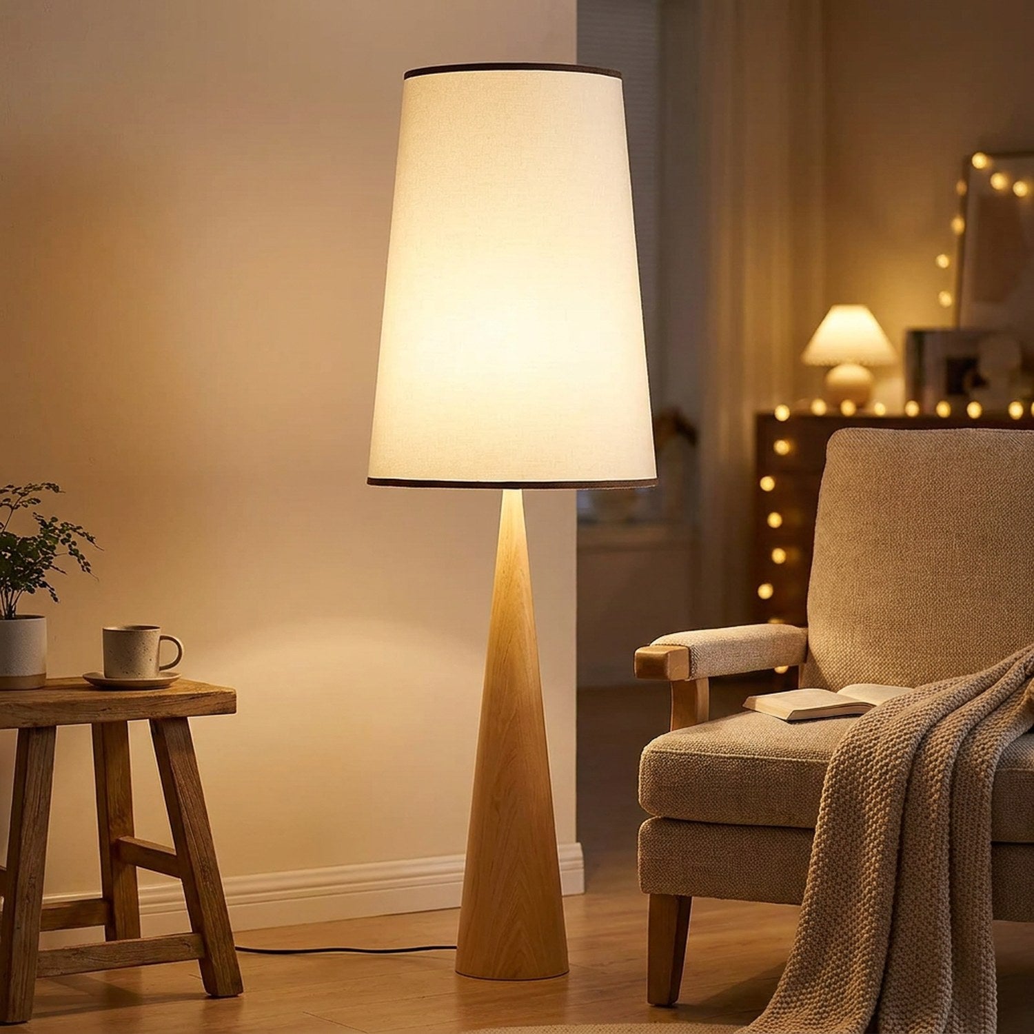 Lampadaire allumé en bois clair avec abat-jour en tissu
