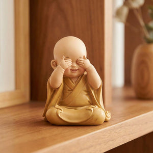 Statuette de petit moine bouddhiste pose Cache les yeux en résine beige décoration zen