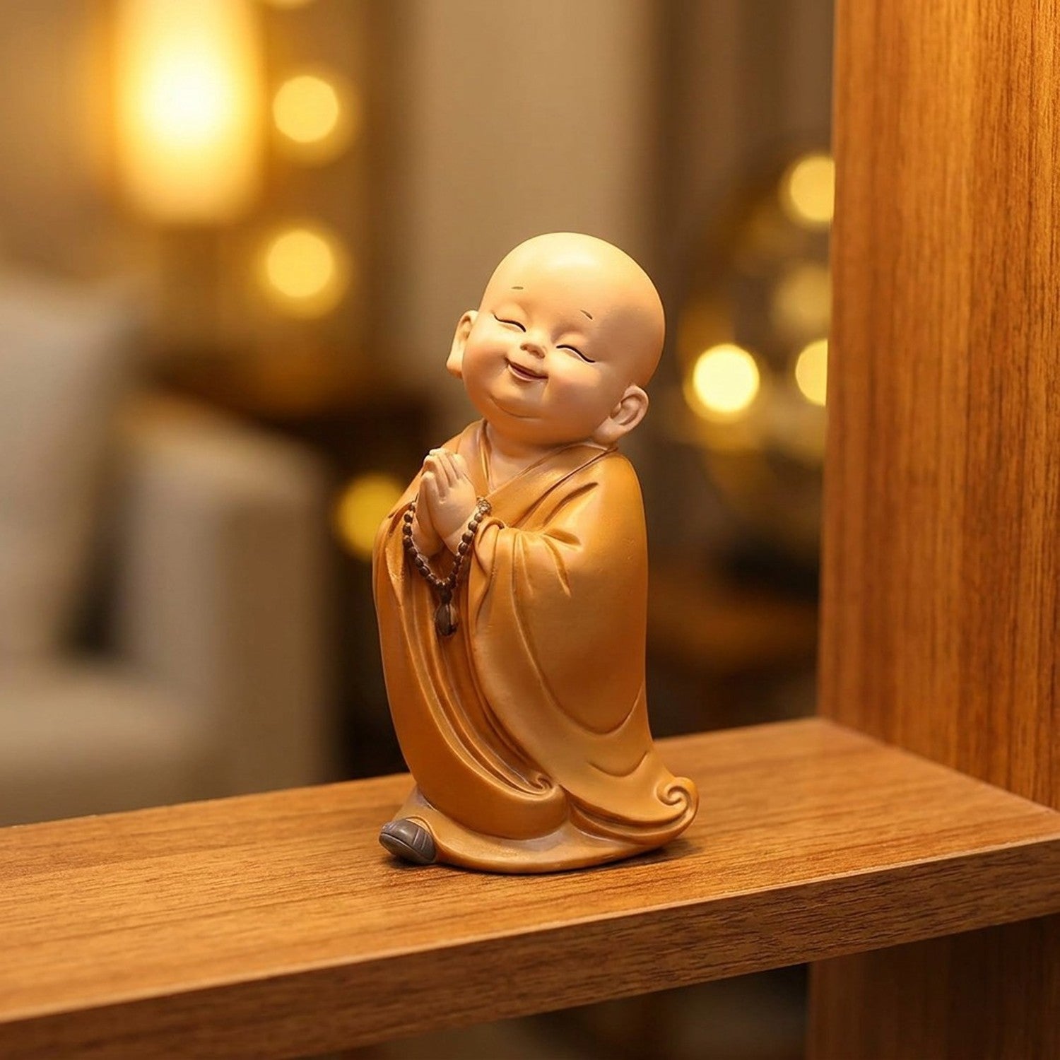 Statuette de petit moine bouddhiste pose En prière chapelet en résine beige décoration zen