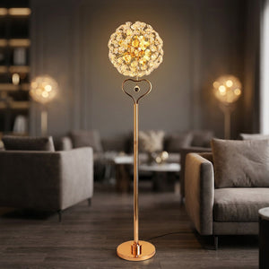 Lampadaire en cristal doré modèle Cœur design fleur allumé dans un salon