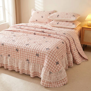 Couvre-lit vichy rose à petits noeuds sur lit fait