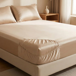 Drap housse doré en soie installé sur un matelas dans une chambre élégante
