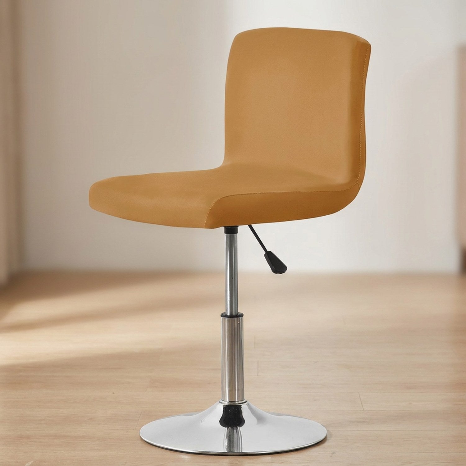 Housse de chaise camel doré tendue sur une chaise pivotante