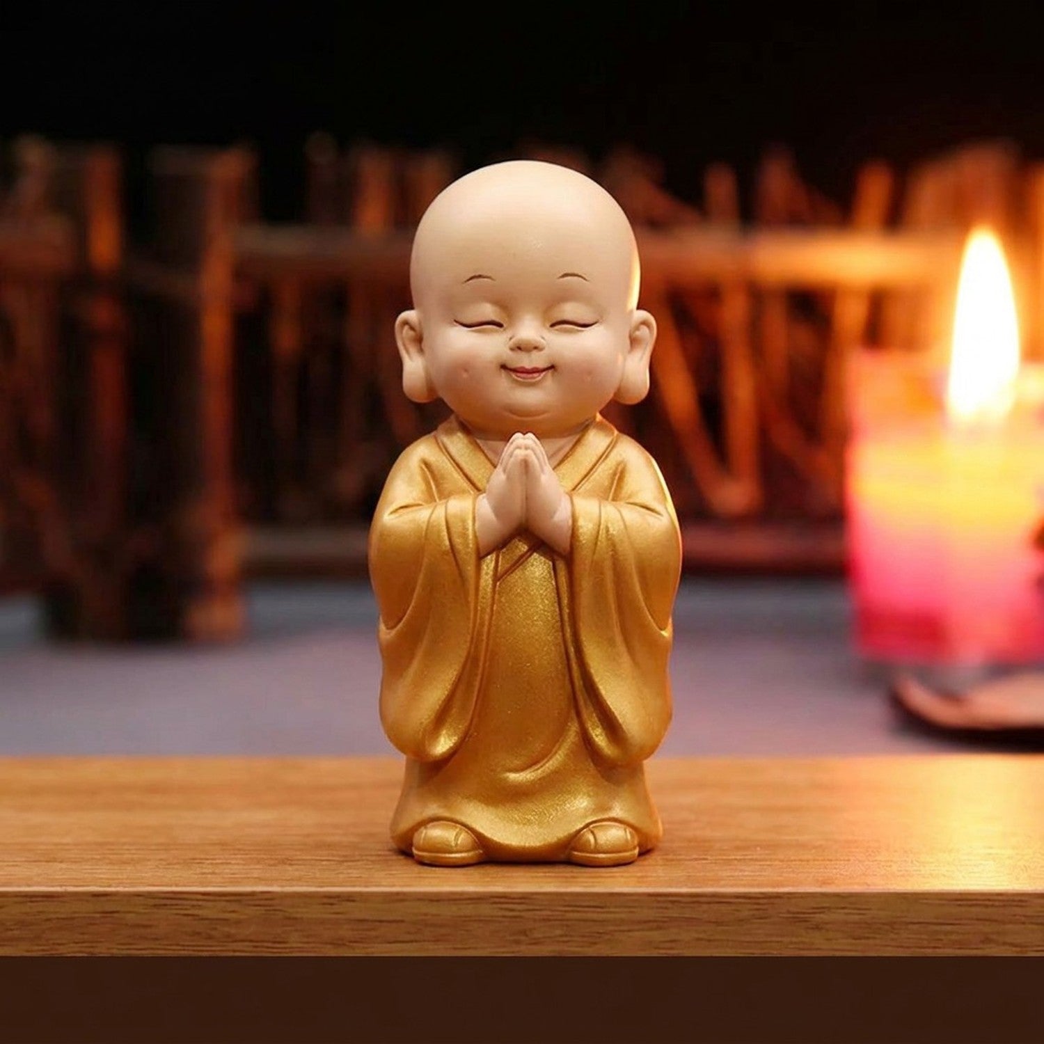 Statuette de petit moine bouddhiste pose En prière en résine beige décoration zen