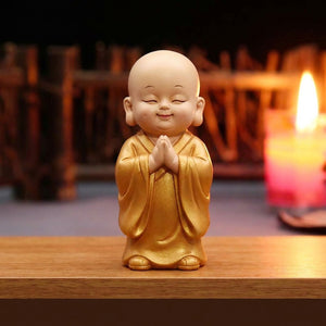 Statuette de petit moine bouddhiste pose En prière en résine beige décoration zen