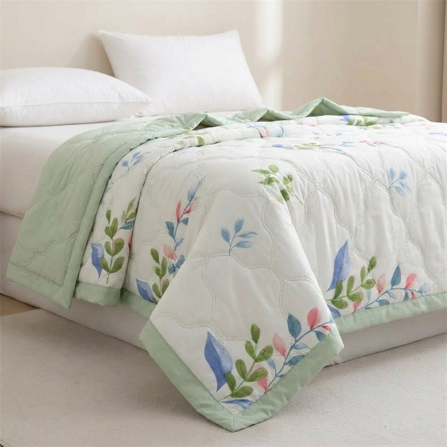 Couverture été motif feuillage vert gros plan sur le coin du lit