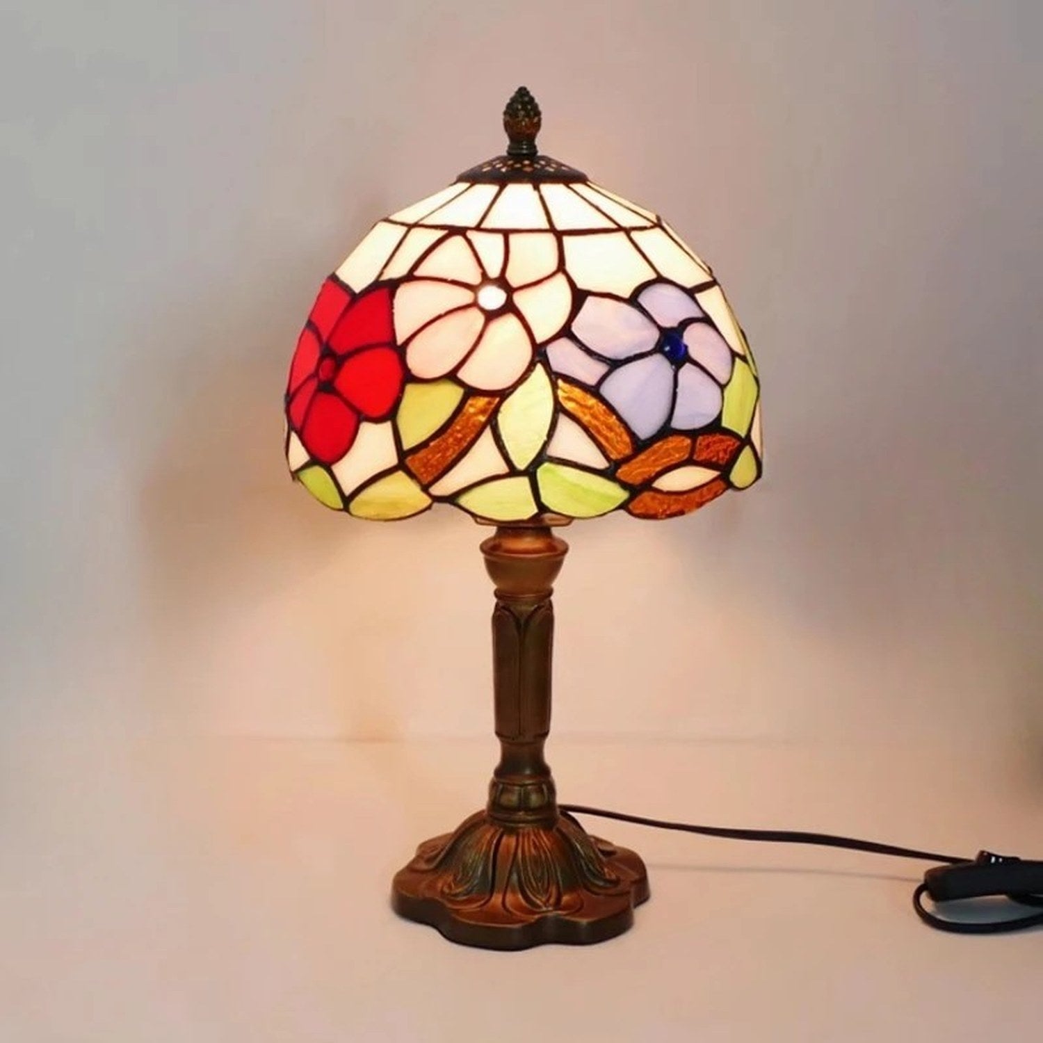 Lampe style Tiffany modèle Fleurs multicolores, abat-jour vitrail à fleurs rouges et violettes