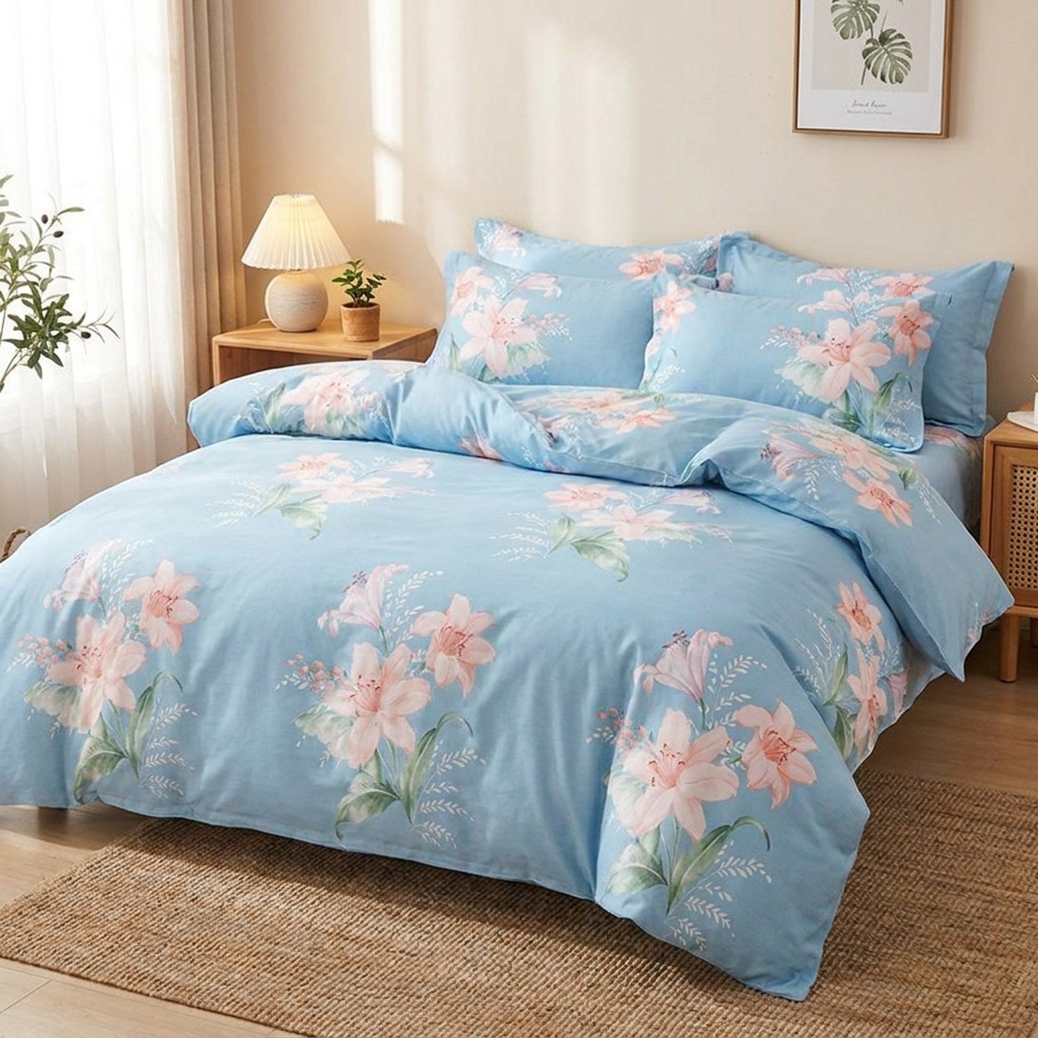 Housse de couette motif fleurs bleu ciel sur un lit fait