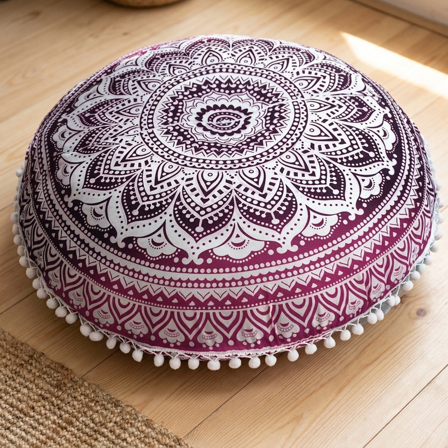 Coussin de sol mandala bordeaux et blanc avec pompons