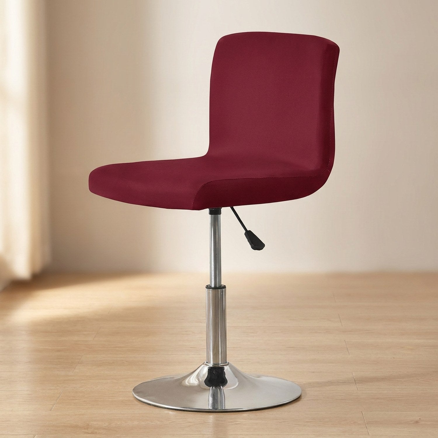 Housse de chaise bordeaux tendue sur une chaise pivotante