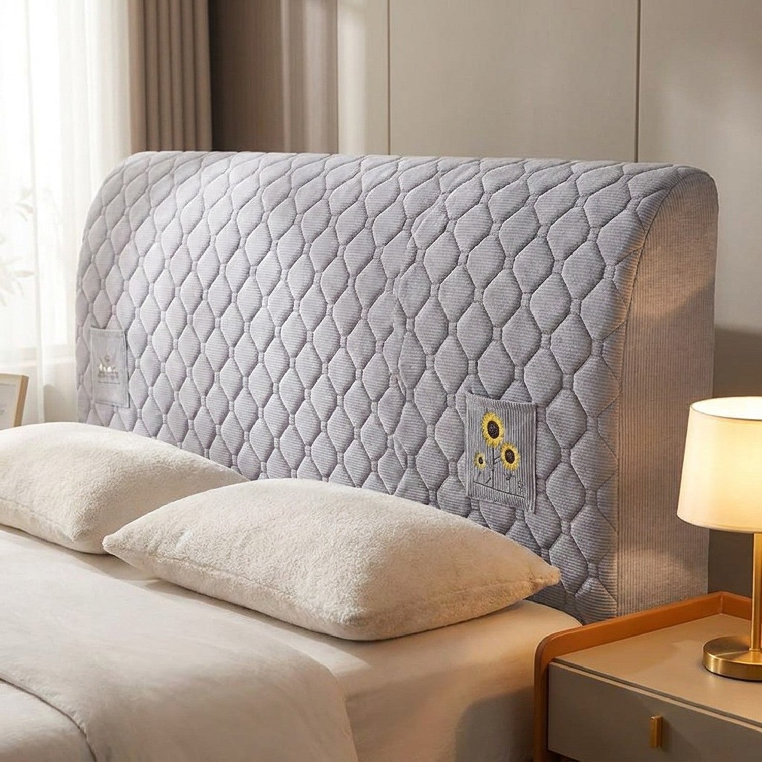 Housse de tête de lit couleur gris clair matelassée sur un lit