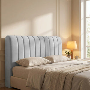 Housse de tête de lit grise capitonnée installée sur un lit