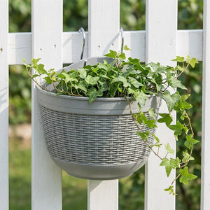 Pot de fleur mural imitation rotin coloris gris avec lierre vert