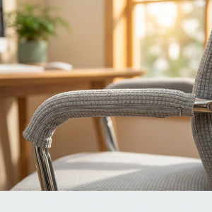 Housse d'accoudoir grise sur l'accoudoir chromé d'une chaise de bureau