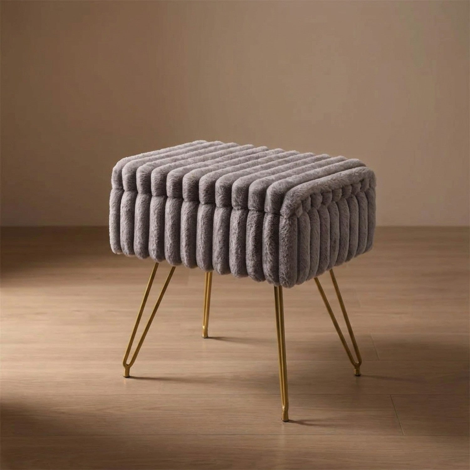 Tabouret coiffeuse en fausse fourrure grise vue de trois quarts