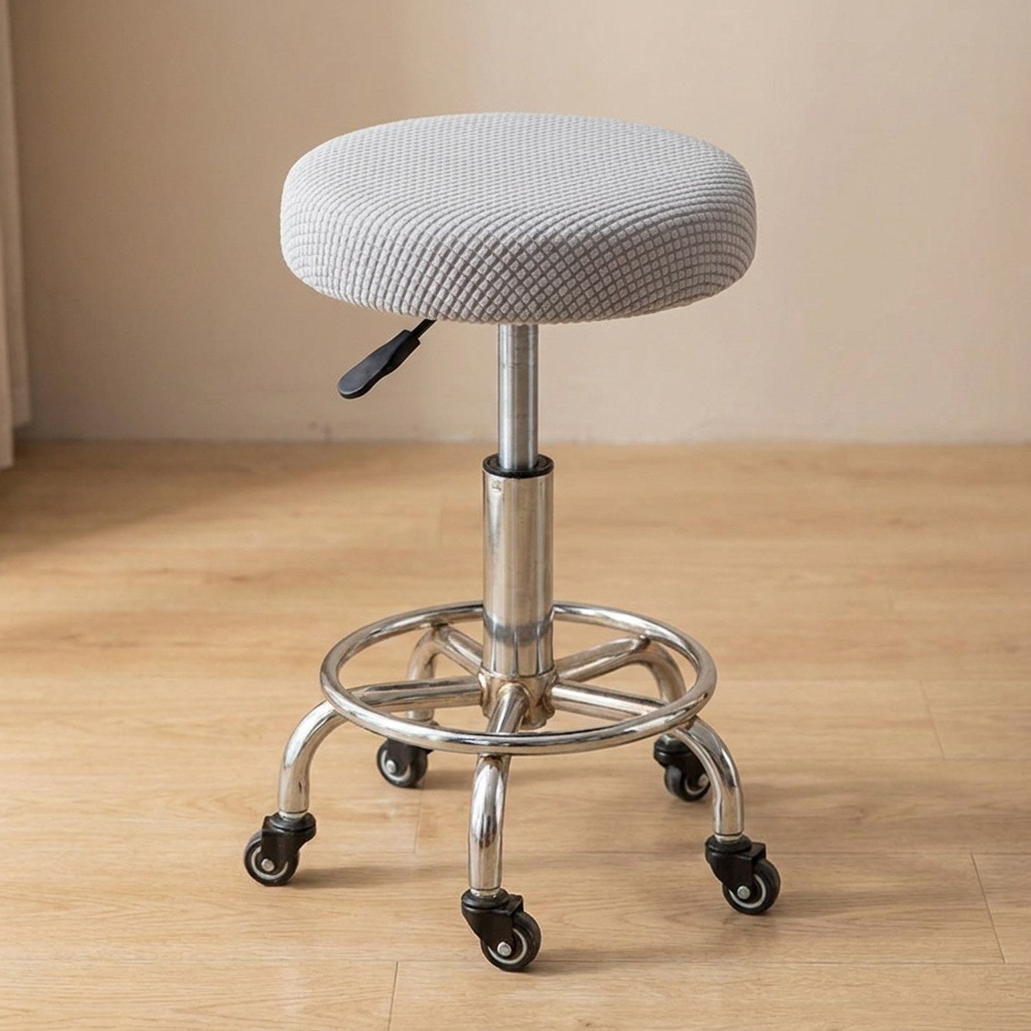 Housse de chaise ronde coloris gris sur tabouret de bar