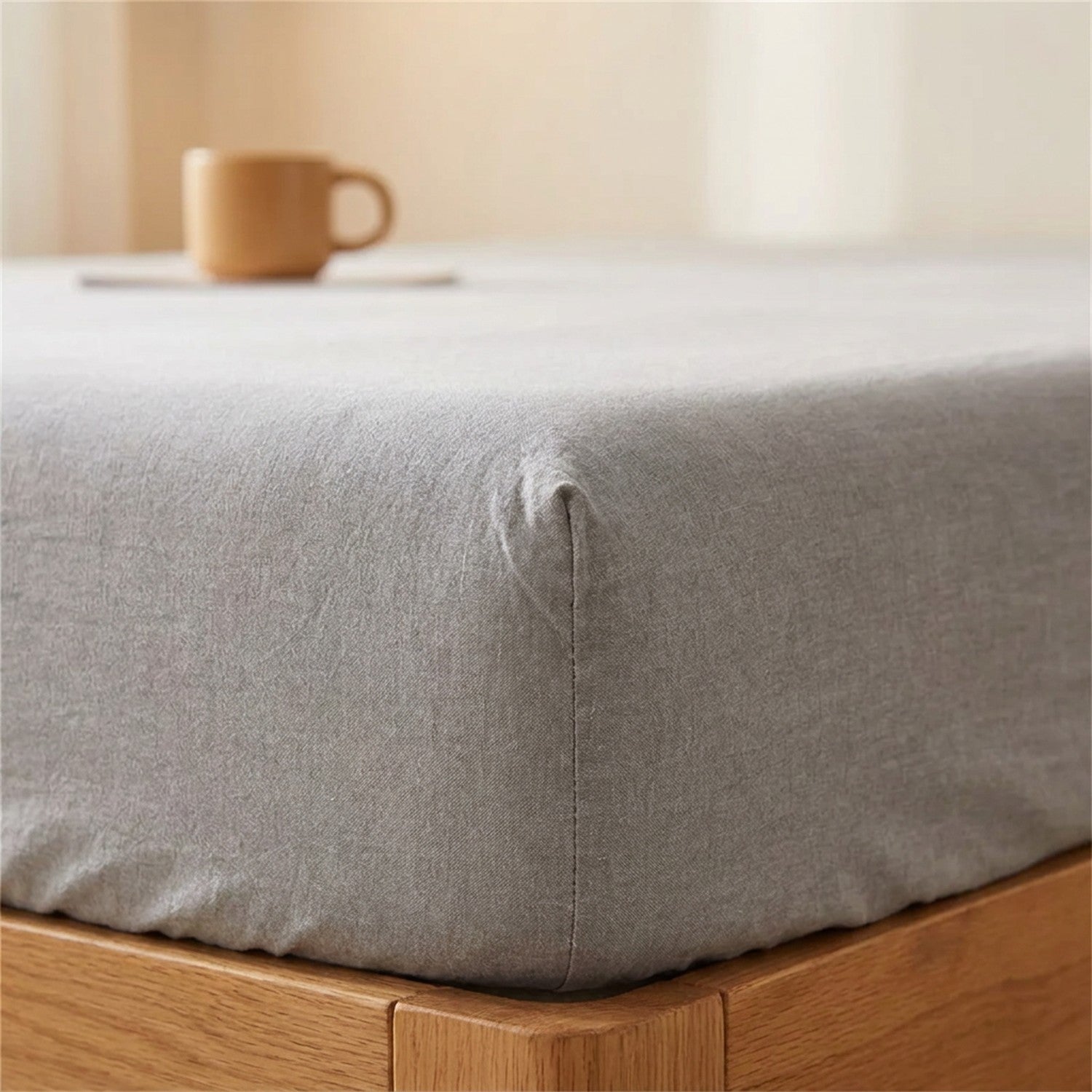 Coin du drap housse gris uni bien ajuste sur le matelas
