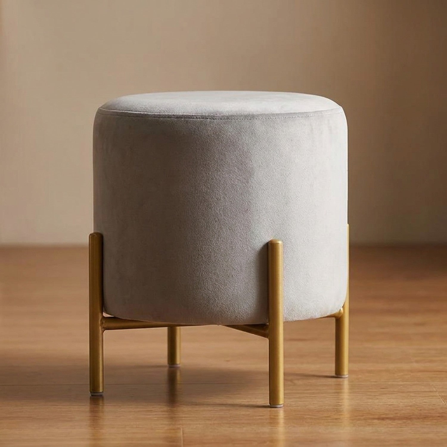 Pouf rond en velours Gris vue de trois quarts