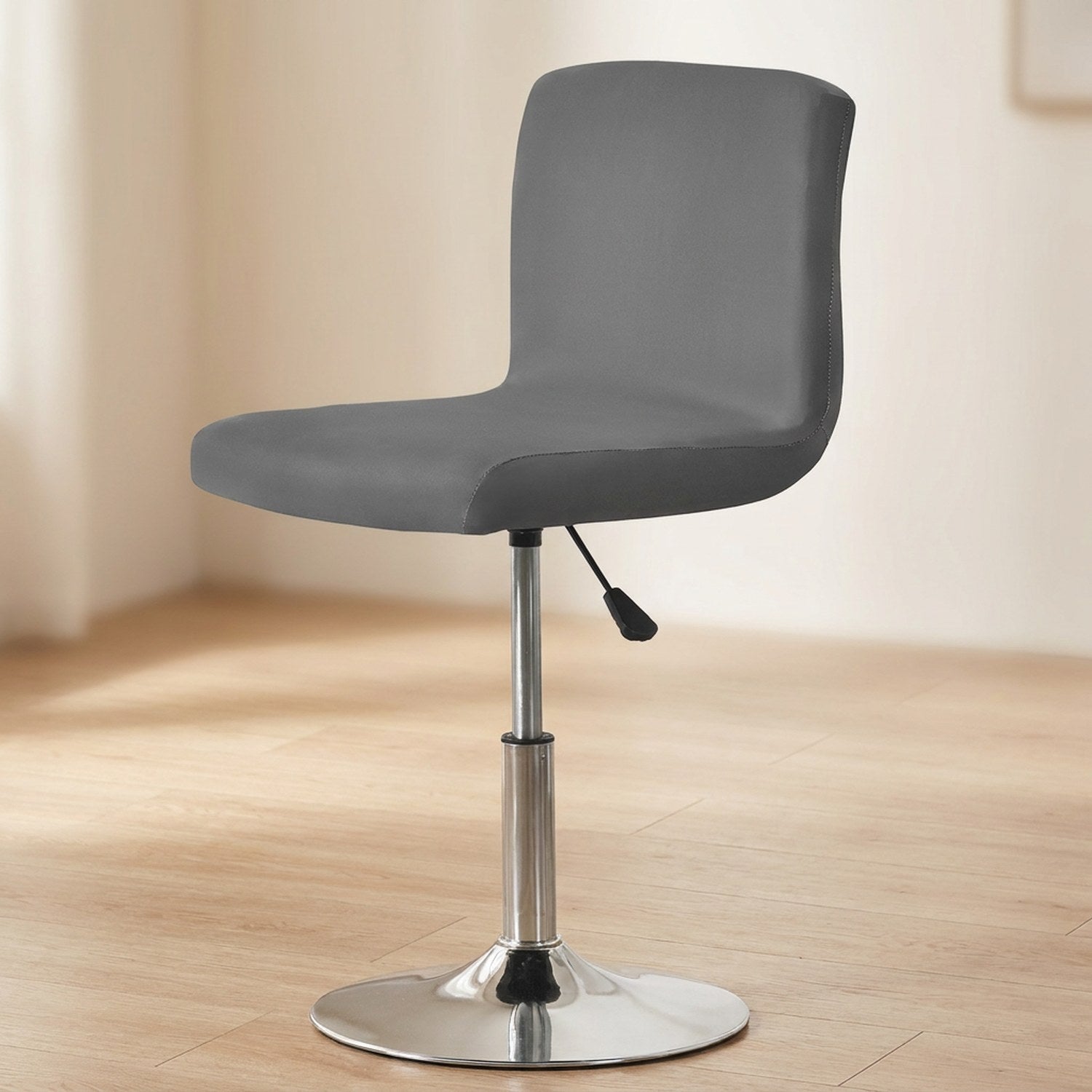Housse de chaise grise tendue sur une chaise pivotante