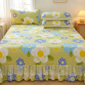 Couvre-lit imprimé fleurs bleues sur fond vert sur lit fait