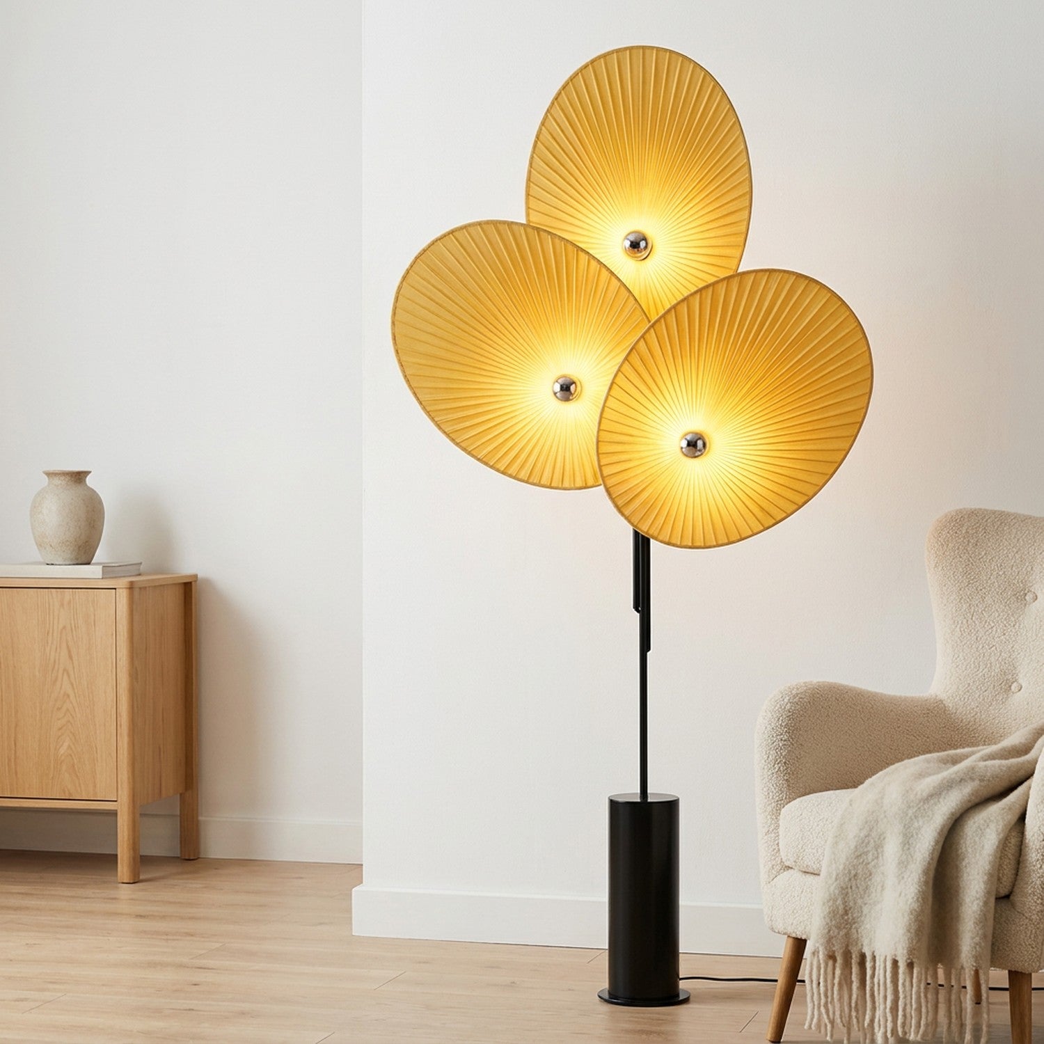Lampadaire 3 pétales tissu jaune allumé dans un salon scandinave clair