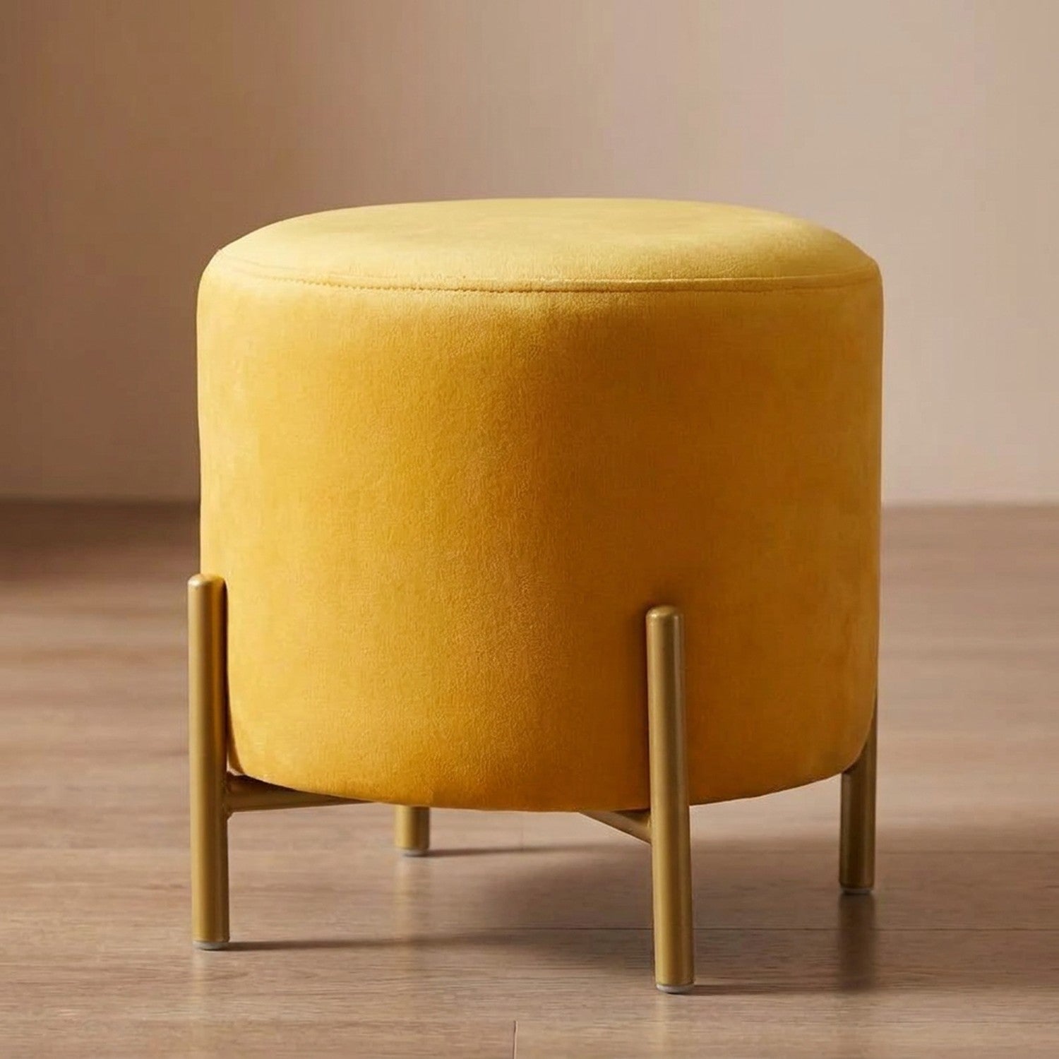 Pouf rond en velours Jaune vue de trois quarts