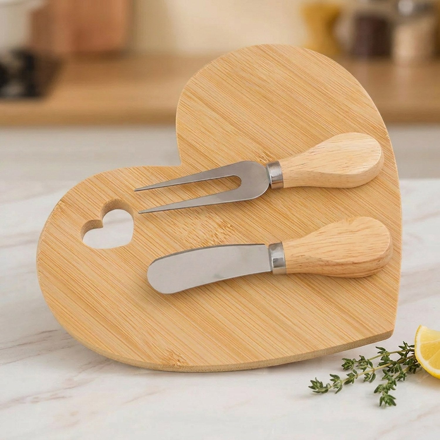 Planche apéritif cœur en bois kaki clair avec couteaux et fourchettes