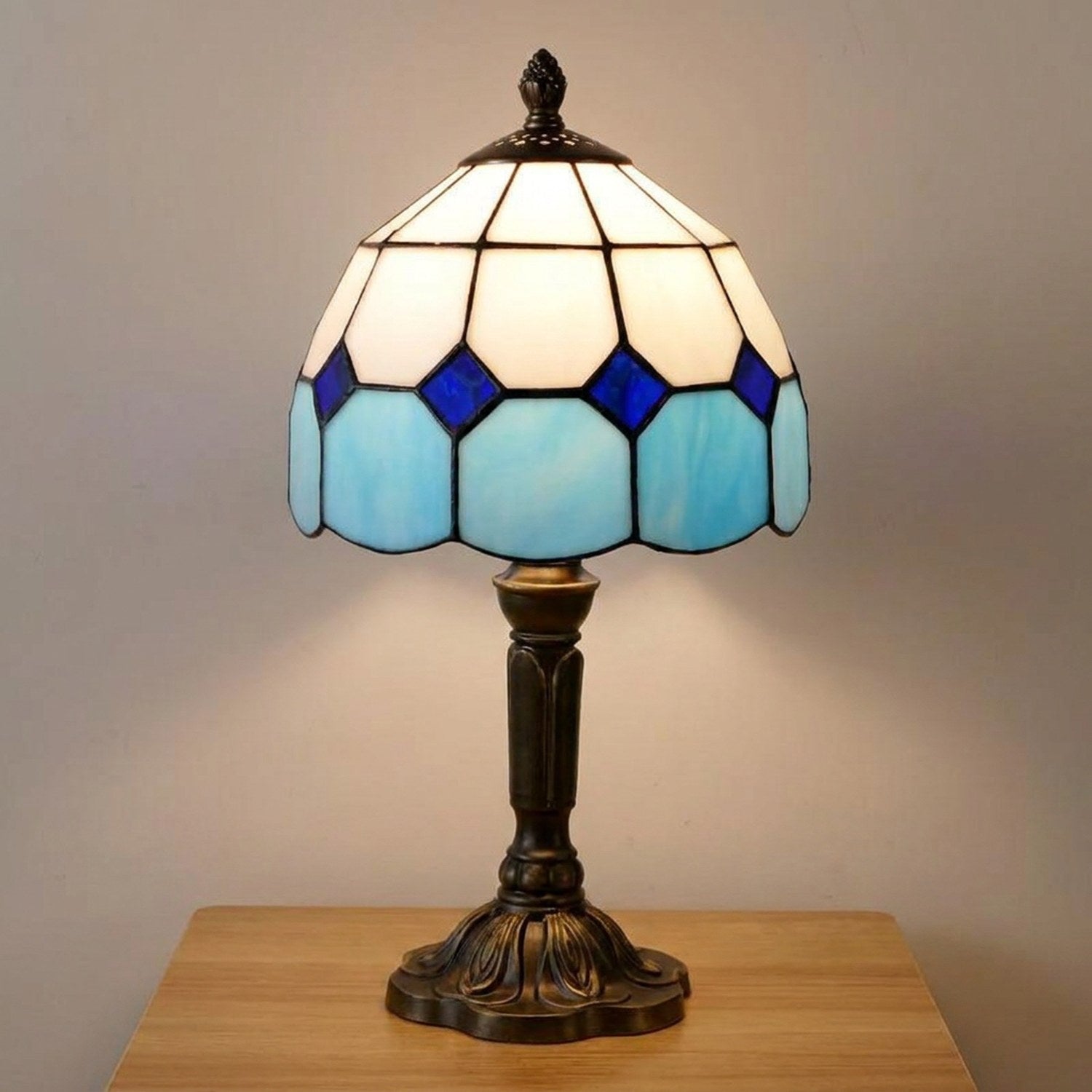 Lampe style Tiffany modèle Losanges bleus, abat-jour vitrail bleu et blanc